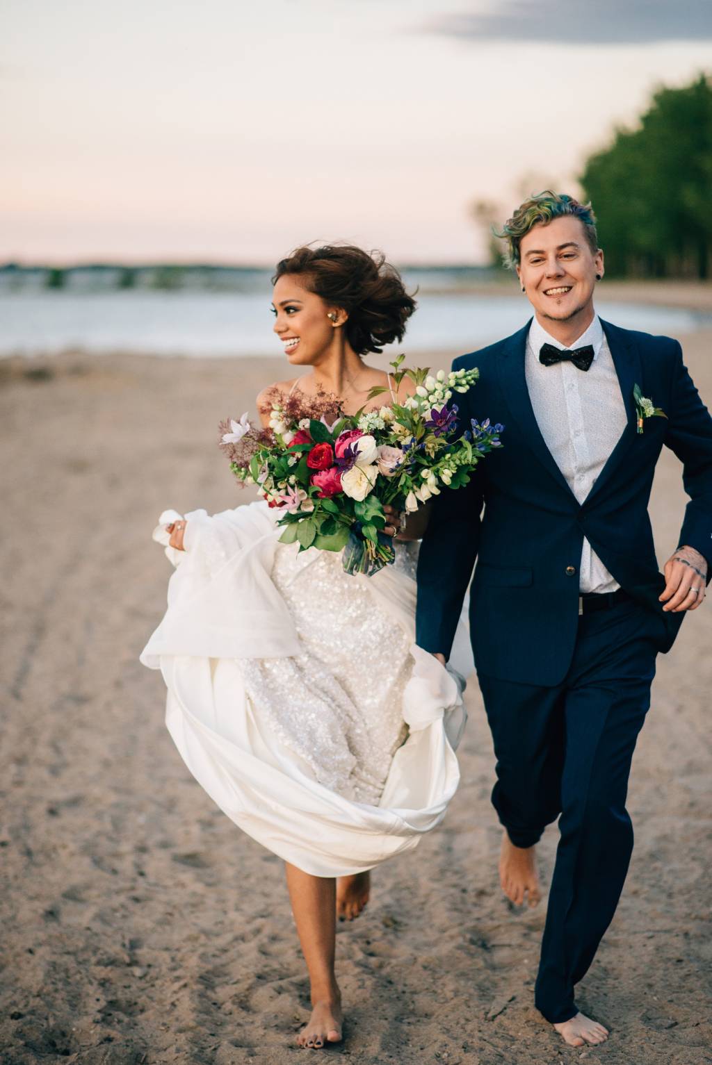 Bride and groom running barefoot on lakeside, Lake Ontario, Toronto, Canada Noiva praiana descalça