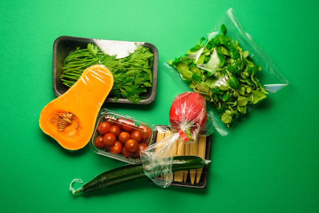 Fresh vegetables in disposable plastic package Legumes fazem bem para saúde das unhas