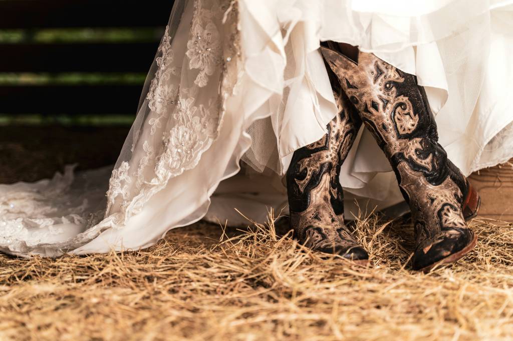 Low Section Of Woman Wearing Boots Standing On Straws Noiva de bota
