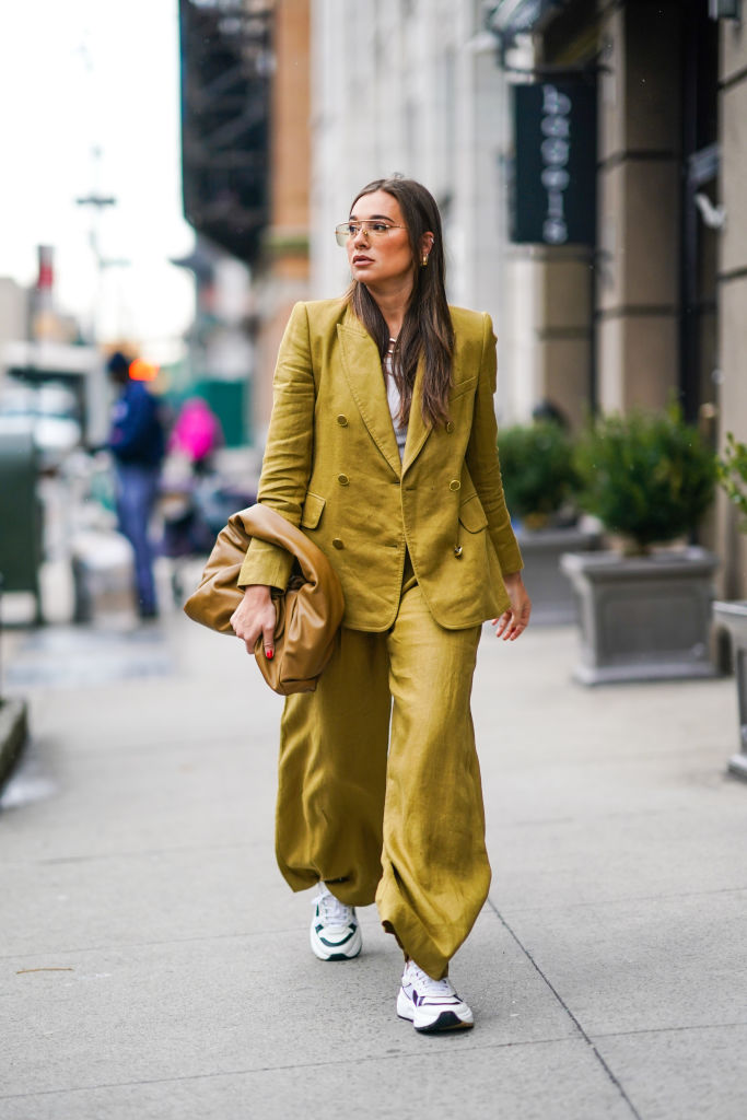 Street Style – Day 5 – New York Fashion Week February 2020 Mulher de social com sapato esportivo