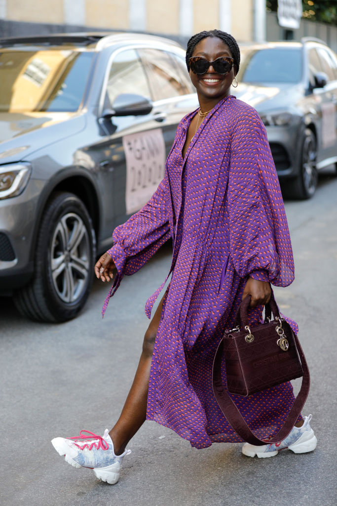 Street Style – Day 2 – Copenhagen Fashion Week Spring/Summer 2021 Mulher com vestido e sapato esportivo