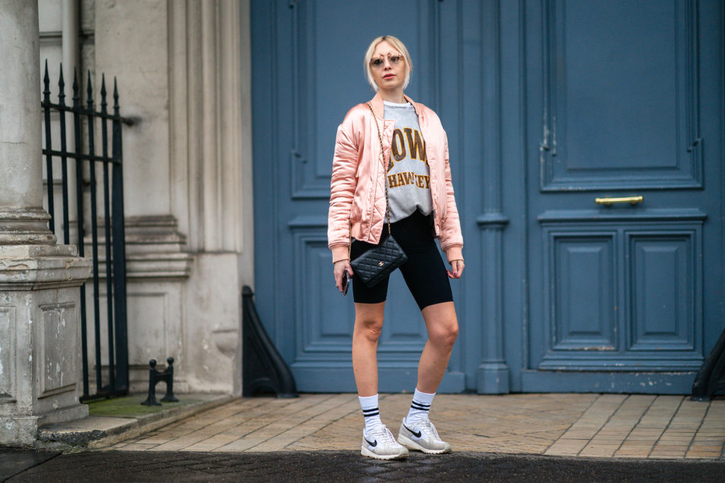 Street Style – Paris Fashion Week Womenswear Fall/Winter 2021/2022 Shots com blusão