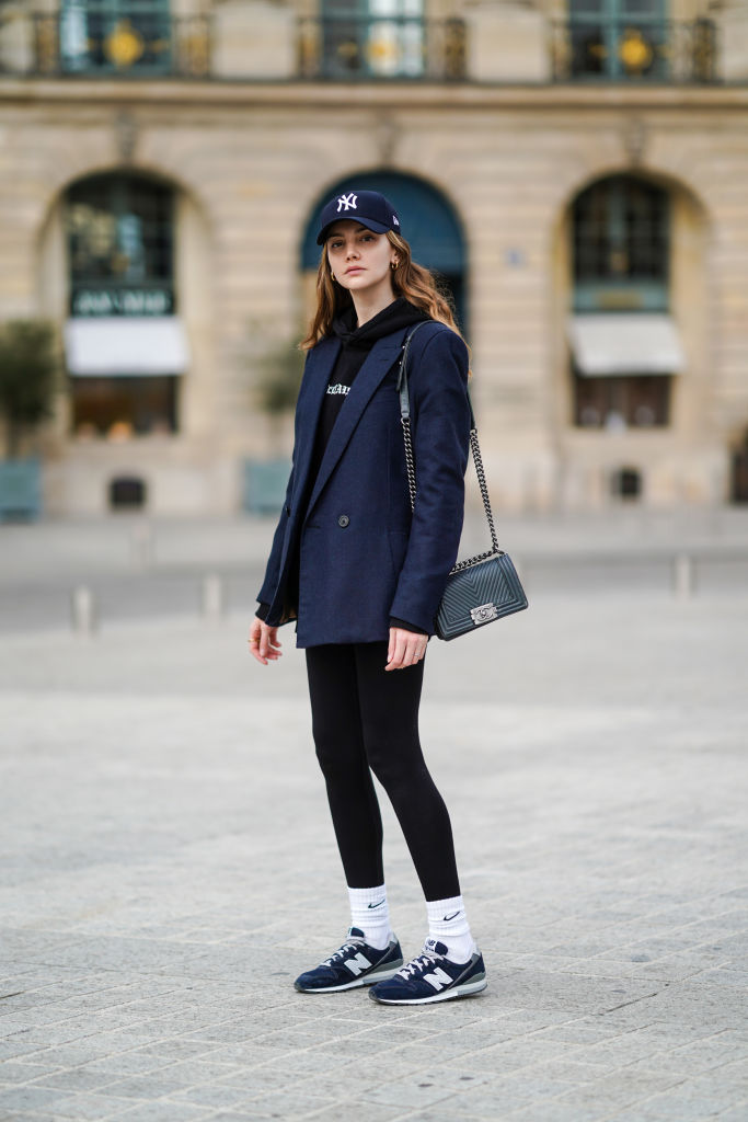 Street Style – Paris Fashion Week Womenswear Fall/Winter 2021/2022 Mulher com blazer e tênis esportivo
