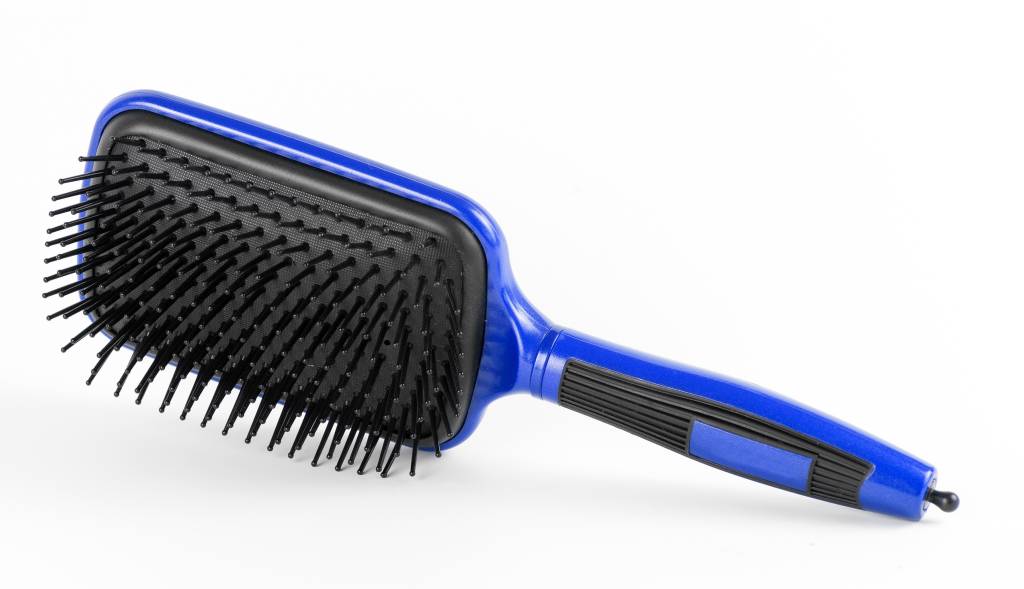 Blue comb the hair on a white background Escova raquete