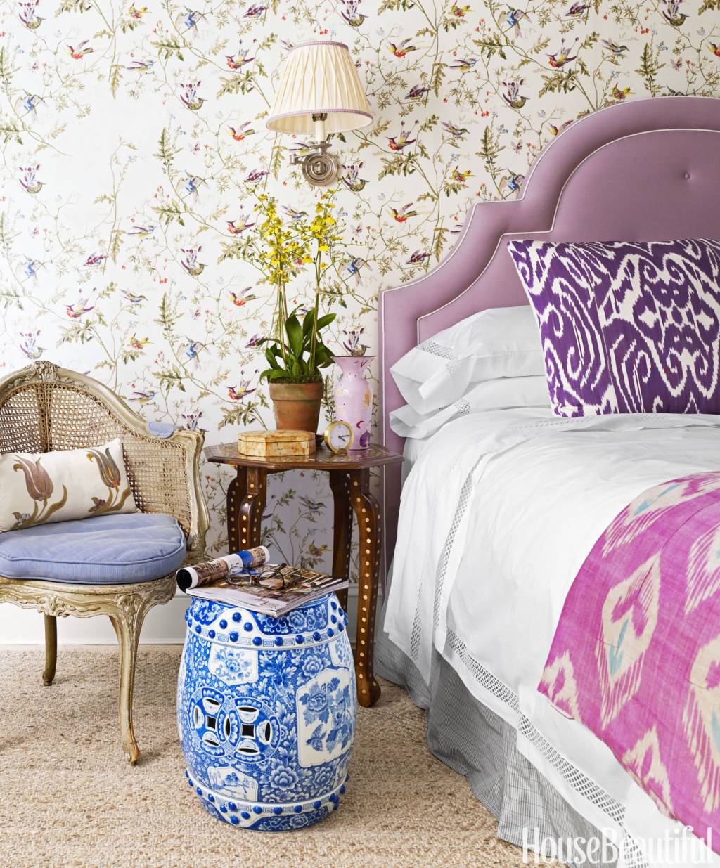 quarto-com-papel-de-parede-de-flores-e-roupa-de-cama-lilas Quarto com decoração lilás