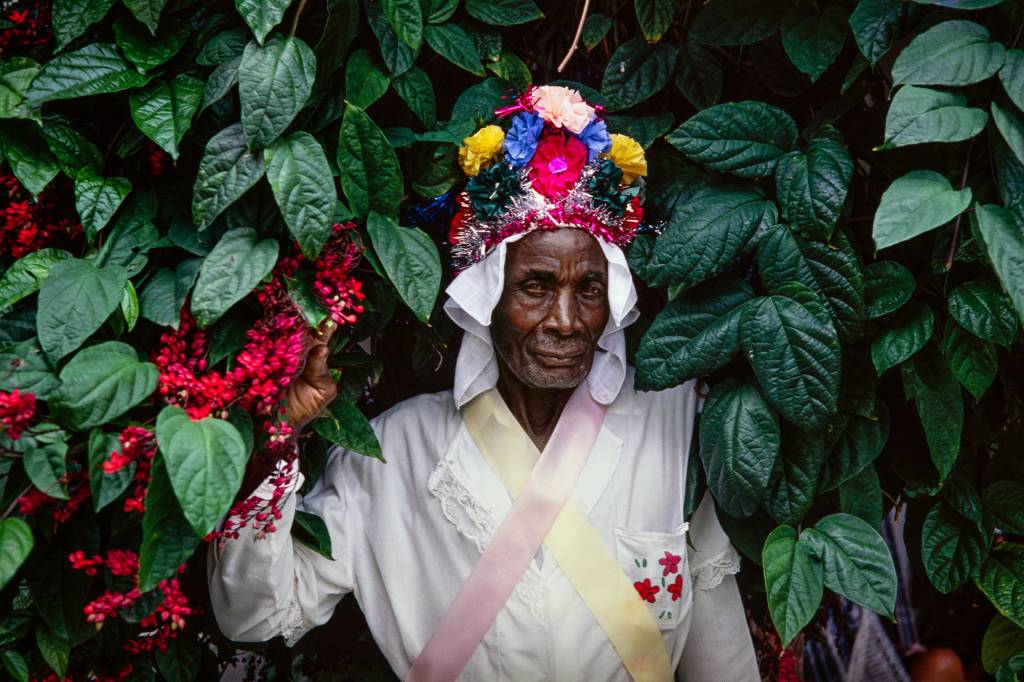 walter firmo Gaudêncio da Conceição durante Festa de São Benedito, Conceição da Barra, ES, c. 1989.