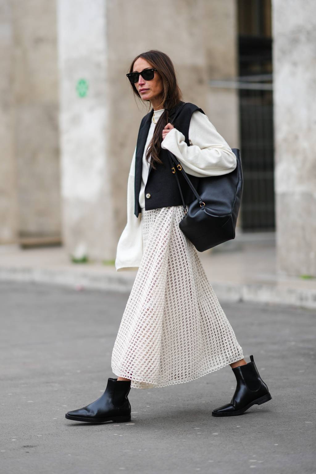 Street Style : Day Three – Paris Fashion Week – Womenswear F/W 2022-2023 tendências de botas para o inverno - bota chelsea