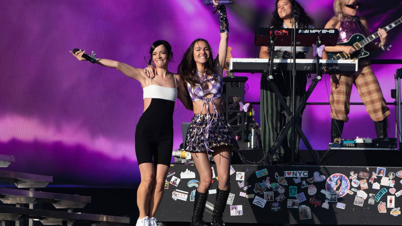 Olivia Rodrigo realiza protesto político em estreia marcante no festival Glastonbury,