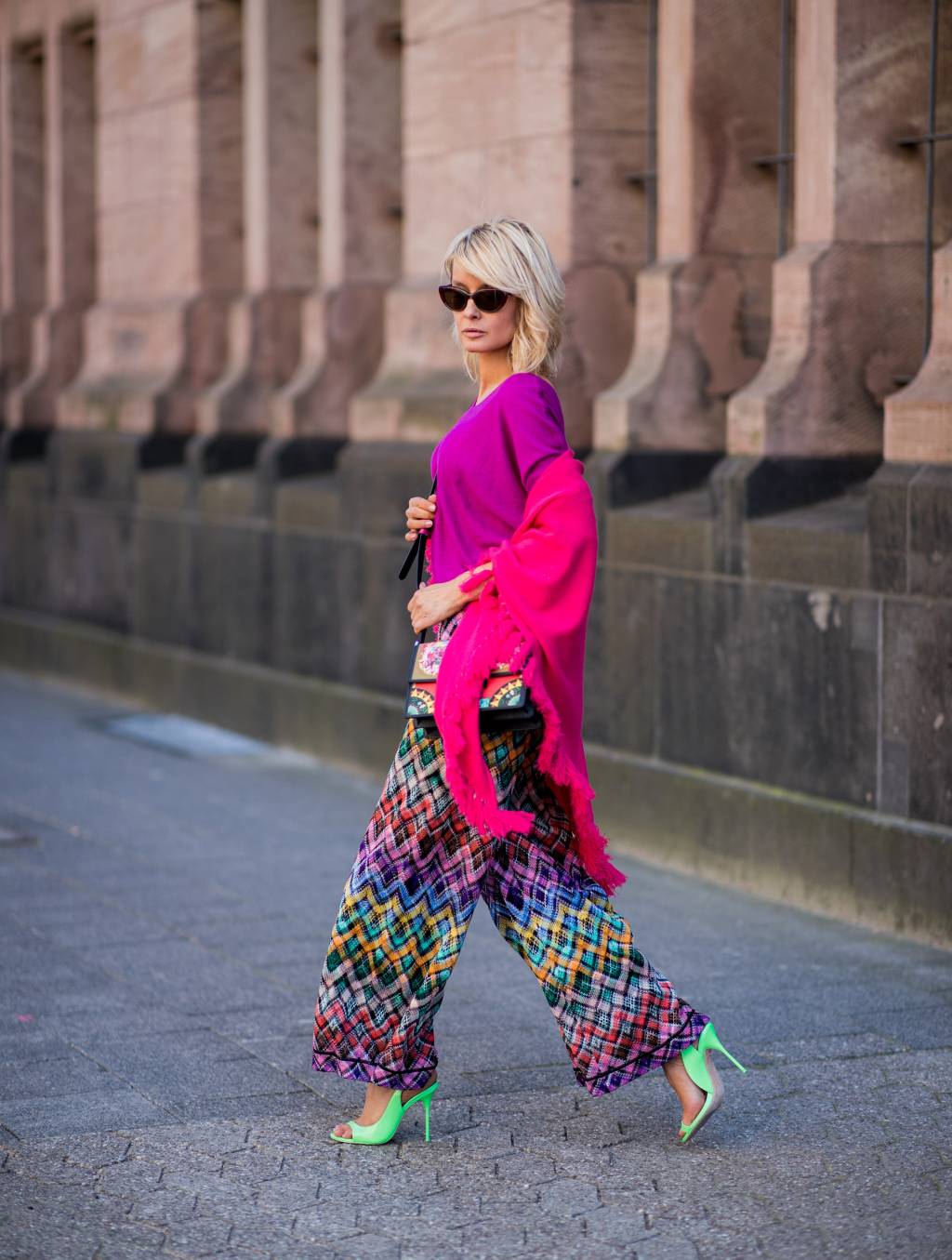 Street Style – Duesseldorf – May 5, 2018 tendências de sapato para o inverno - sandália neon