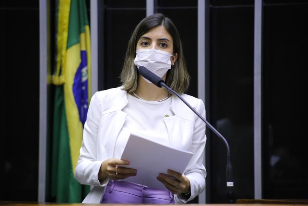 A deputada Tabata do Amaral em discussão na Câmara.
