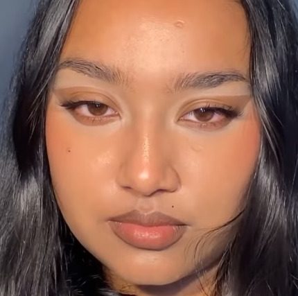 O delineado transparente da 'influencer' britânica May Tahmina Akhtar.