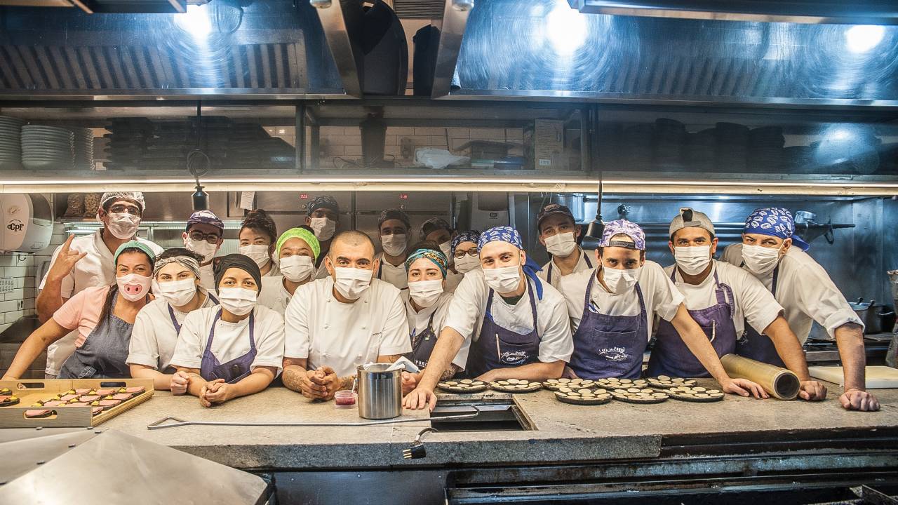 Os chefs Janaina e Jefferson Rueda com a equipe do paulistano A Casa do Porco