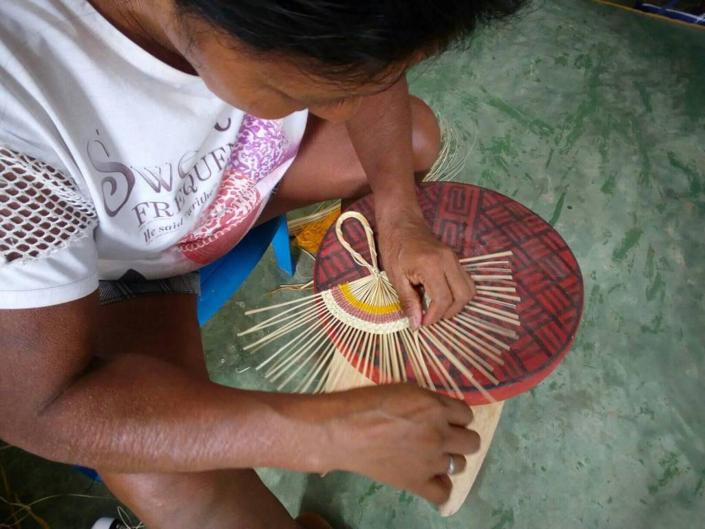 Artesã Etnia Baré – FOTO Divulgação Artesã Etnia Baré
