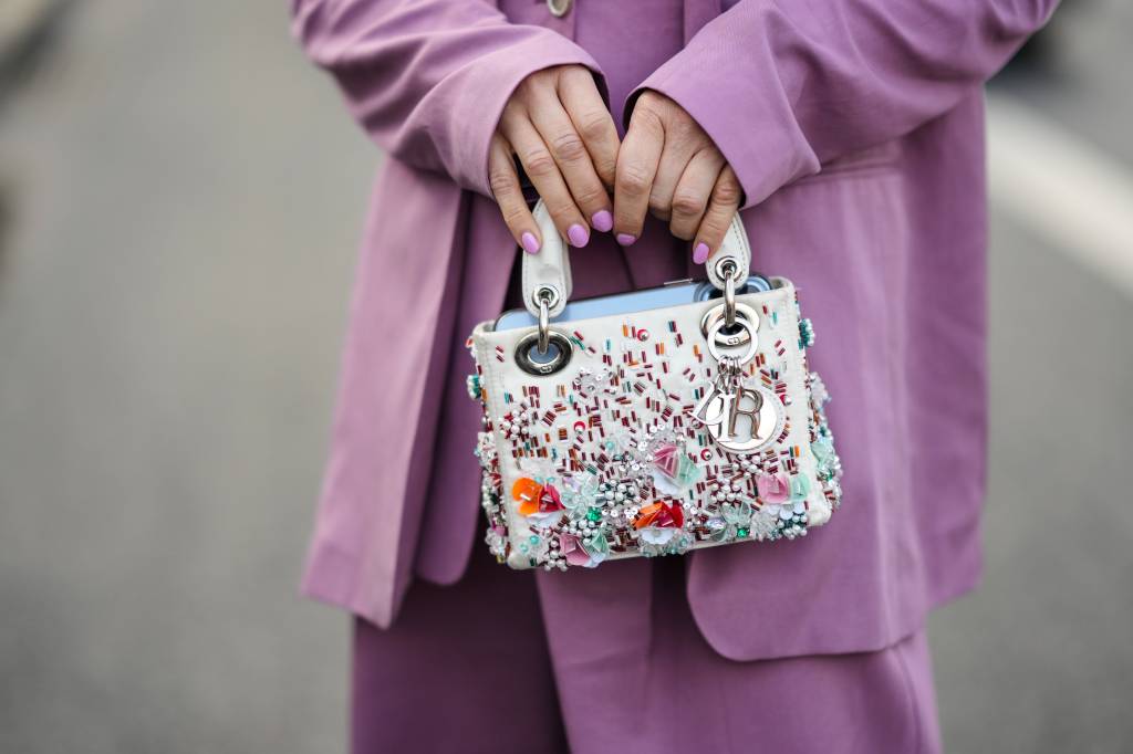 Street Style : Day Six – Paris Fashion Week – Womenswear F/W 2022-2023 esmaltes de inverno - lilás