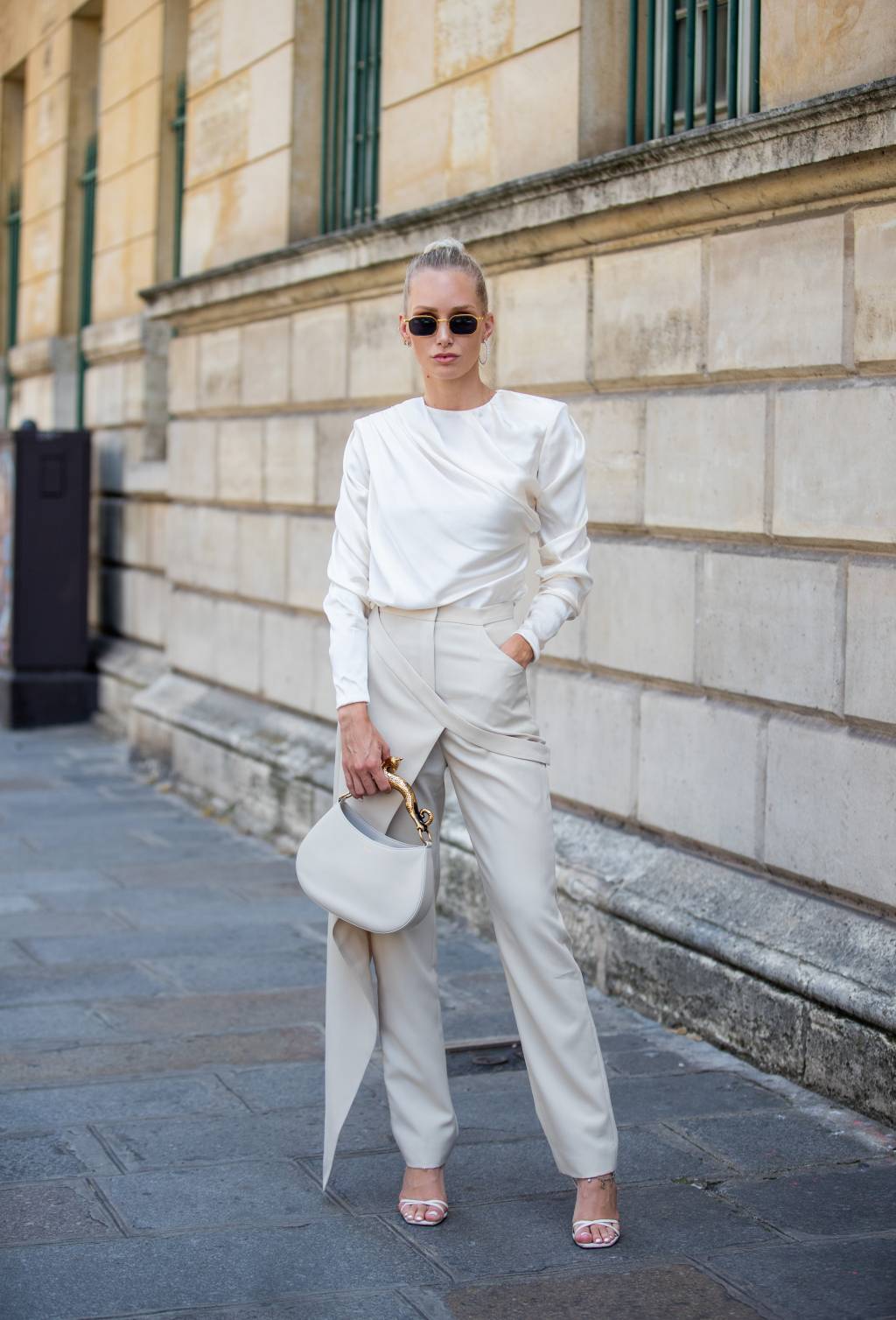 Street Style – Paris Fashion Week – Haute Couture Fall Winter 2022 2023 : Day Two looks de trabalho - street style de paris