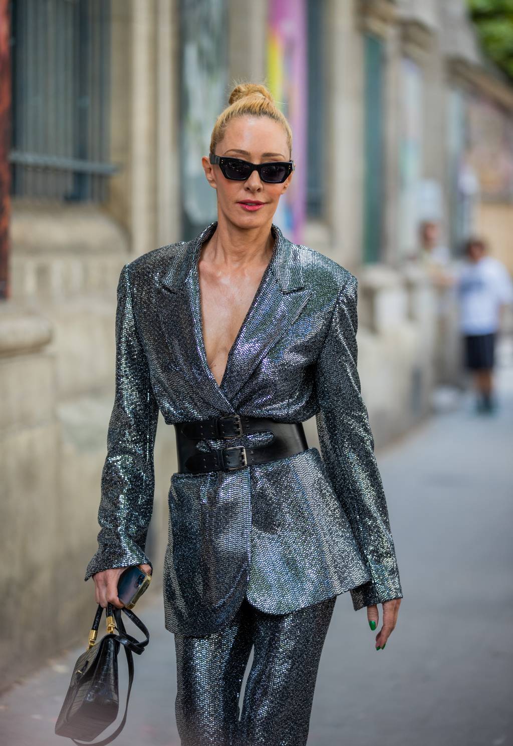 Street Style – Paris Fashion Week – Haute Couture Fall Winter 2022 2023 : Day Three terno metalizado
