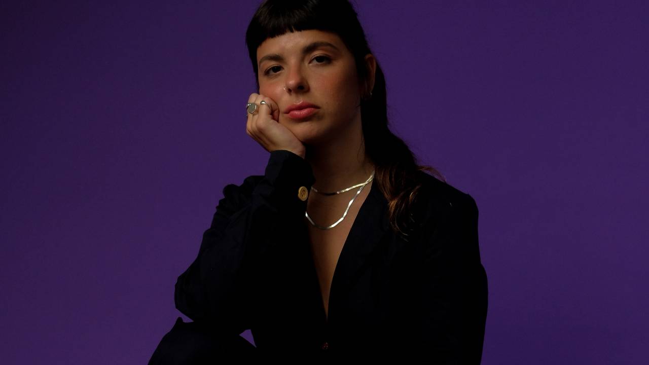 A cantora e compositora Julia Mestre, do Bala Desejo.