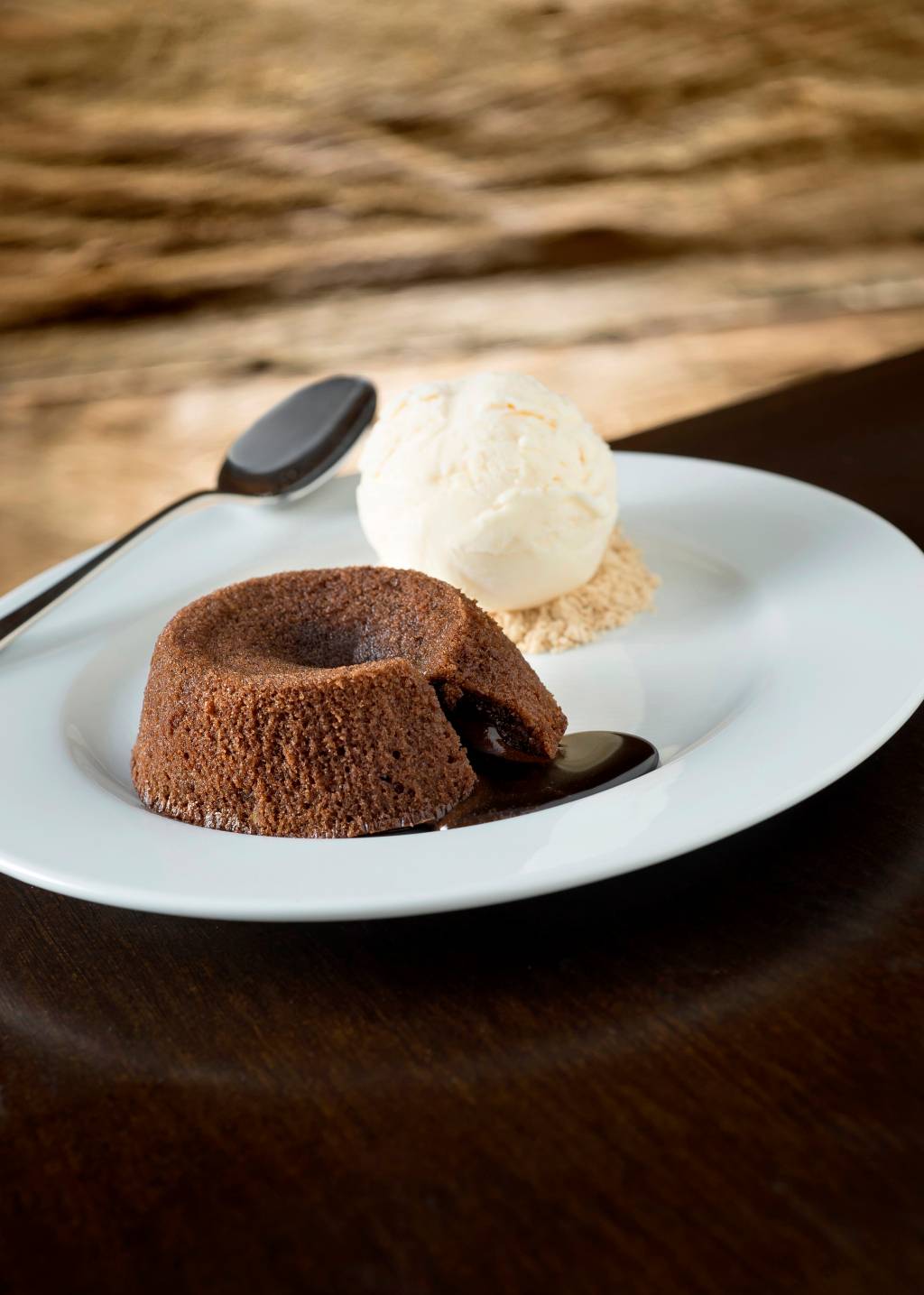 O NB Steak serve um clássico petit gateau O NB Steak serve um clássico petit gateau