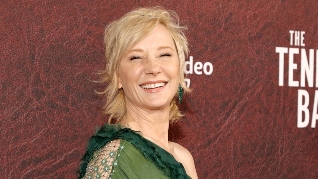 Após bater carro e incendiar casa, Anne Heche é internada em estado grave