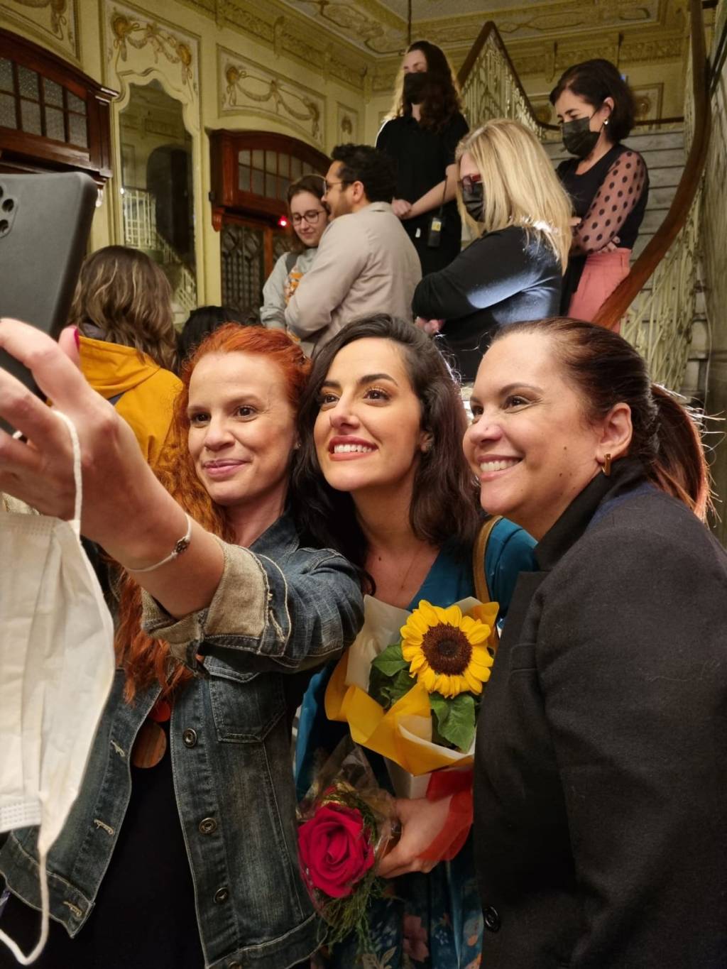 As colunistas Flavinha Viana e Ana Claudia Paixão ao lado de Giulia no Theatro São Pedro – Foto GPress Comunicação west side story