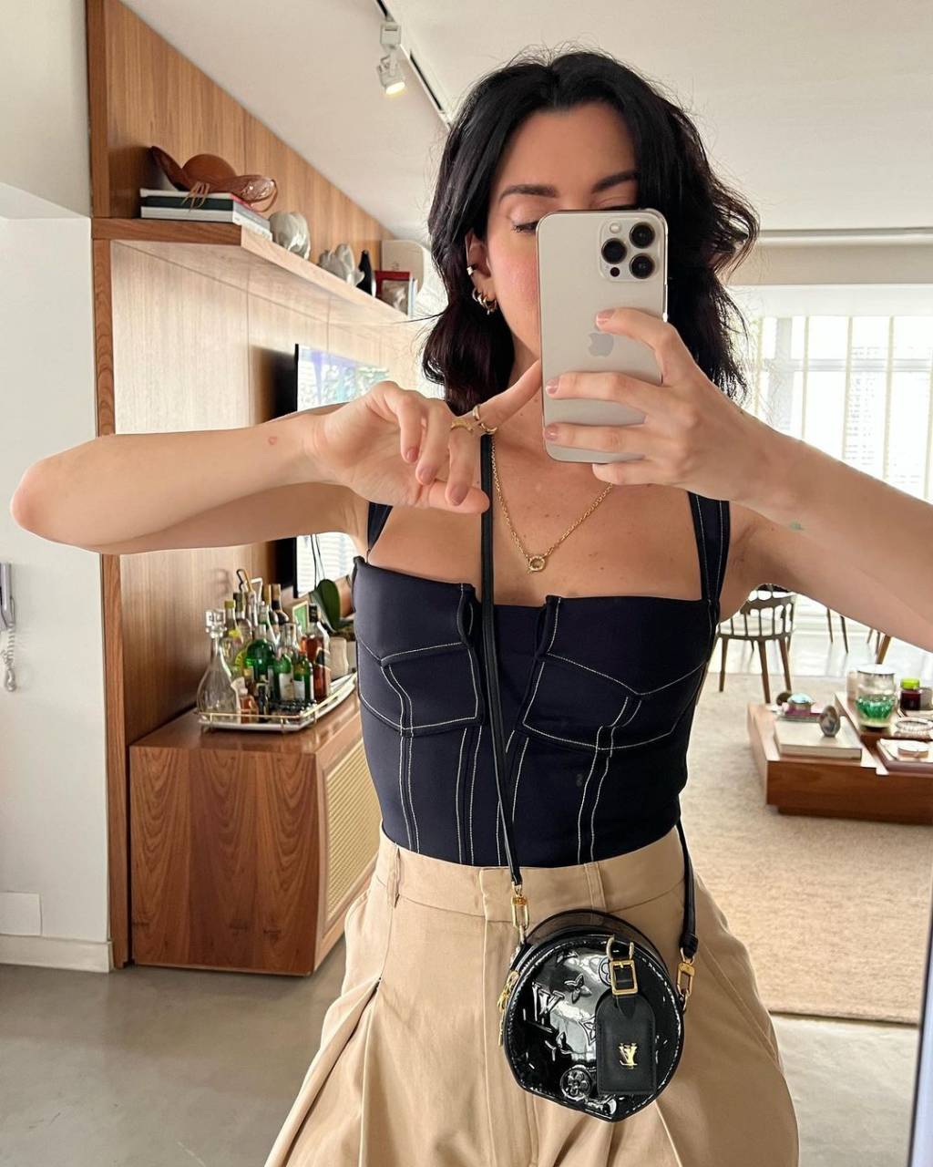 Camila Coutinho usando Le Bain_Reprodução Instagram @camilacoutinho (1) A influencer Camila Coutinho usa um maiô combinado com uma calça de alfaiataria.