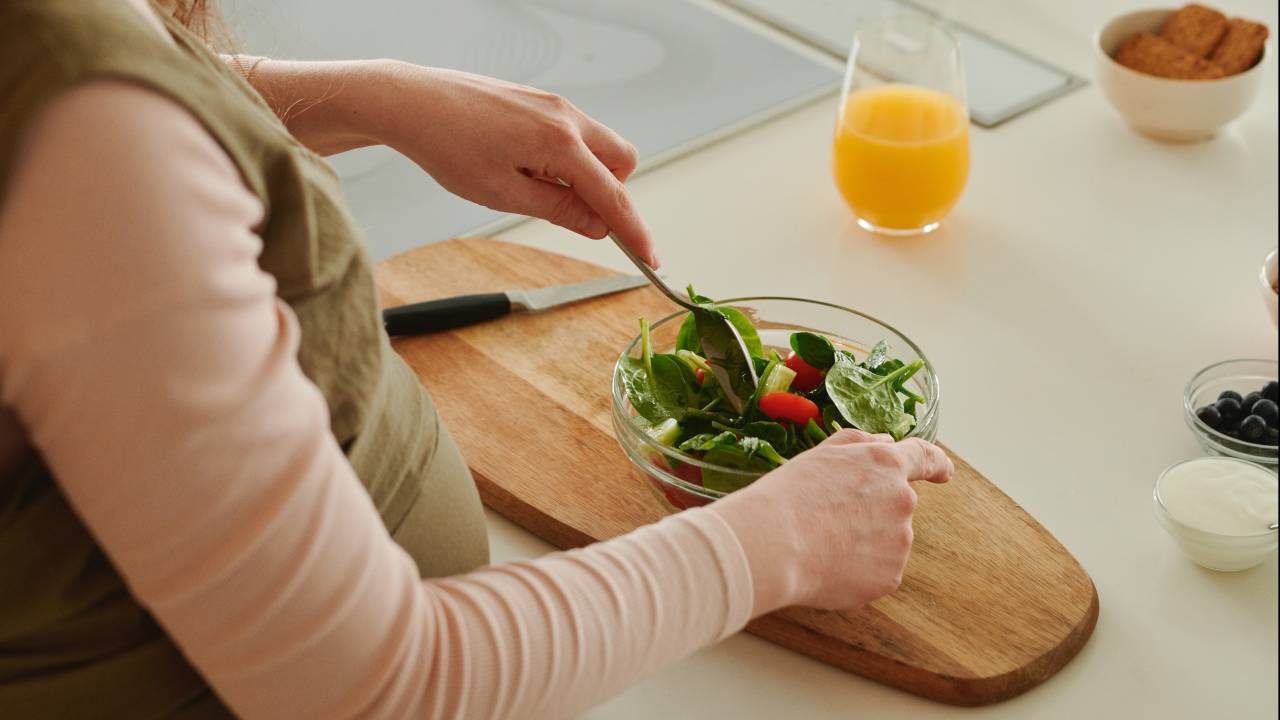 7 alimentos que podem ajudar na saúde da pele e dos cabelos na gravidez