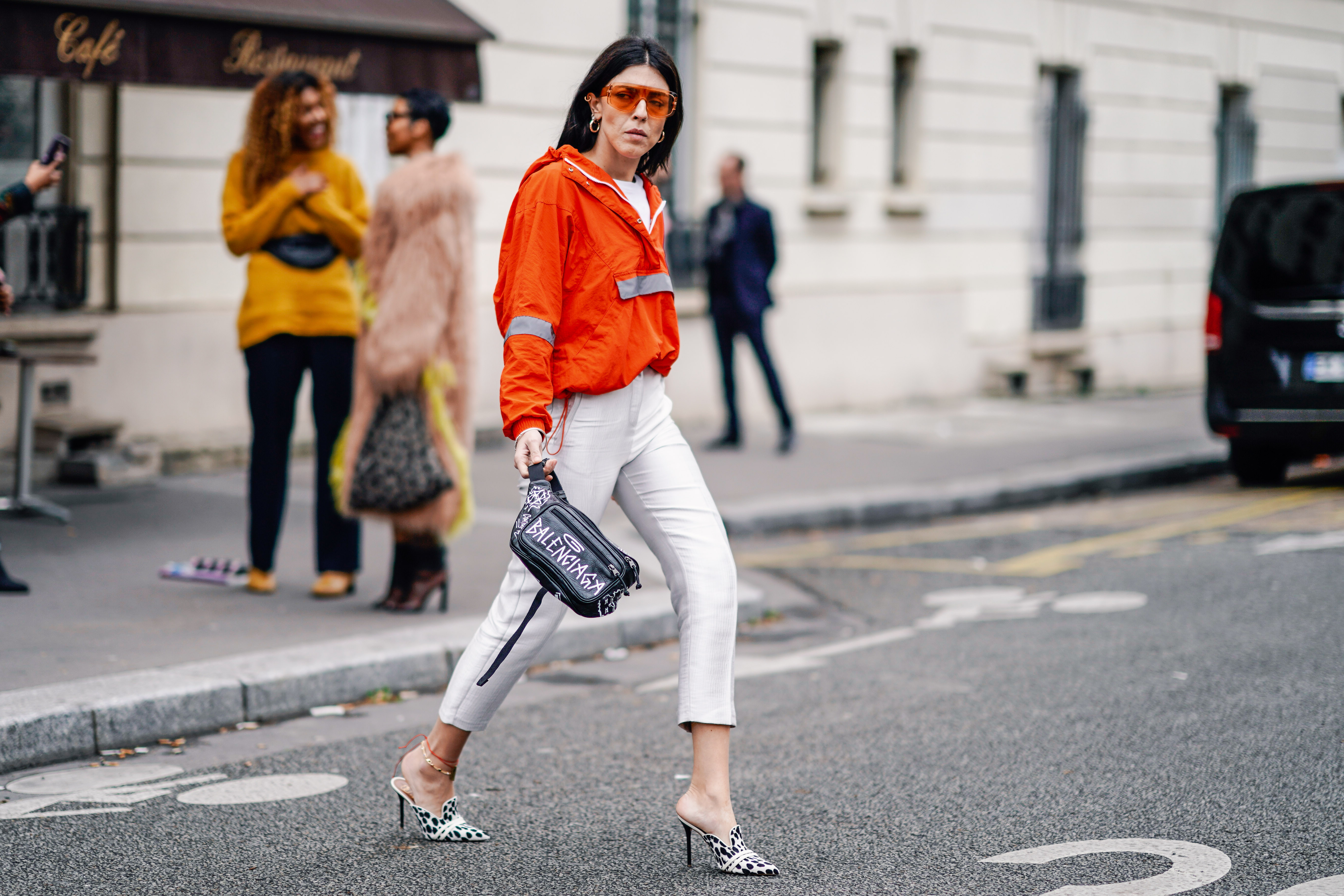 jaqueta corta vento com salto alto