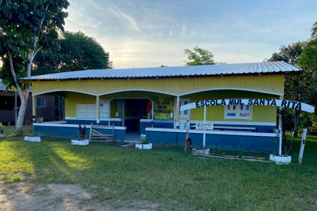 Uma das escola da comunidade ribeirinha de Tumbira, no Amazonas. Uma das escola da comunidade ribeirinha de Tumbira, no Amazonas.