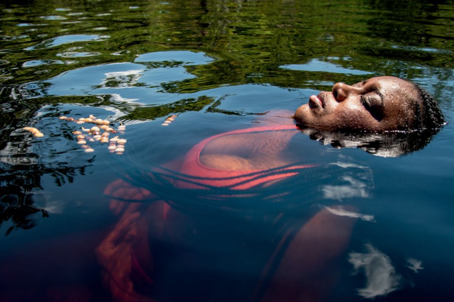 A influenciadora Val Benvido se banha nas águas do Rio Negro, em Tumbira (AM).