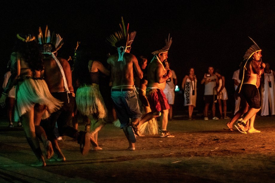 Durante a visita de CLAUDIA, representantesde diferentes povos indígenas da regiãorealizaram um alegre ritual dançante aoredor da fogueira, no centro da comunidade.