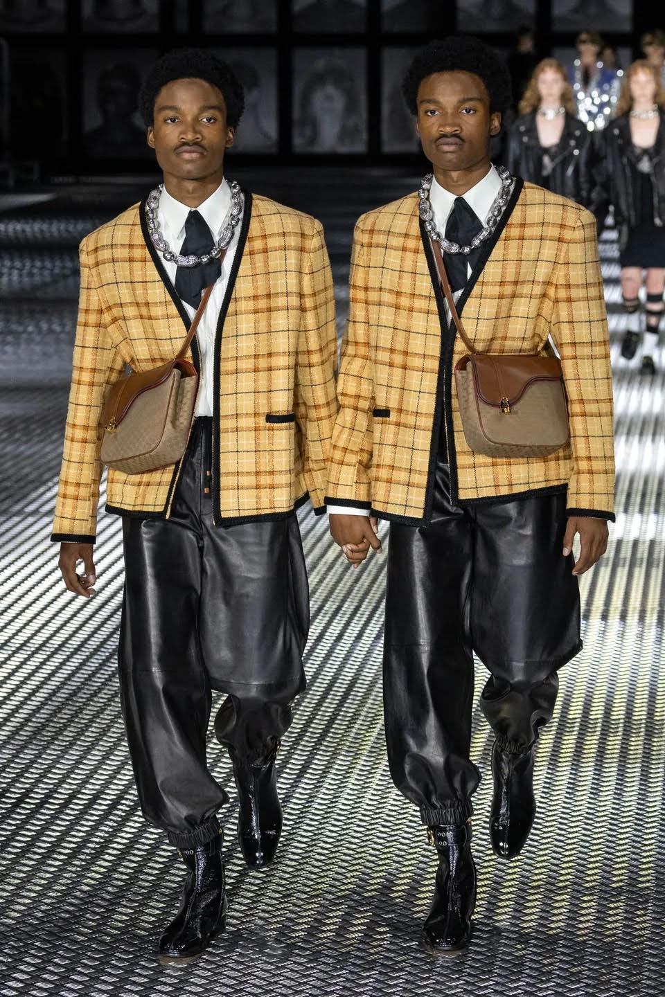 Desfile Gucci Verão 2023 Gêmeos desfilaram na Gucci, que apostou na temática