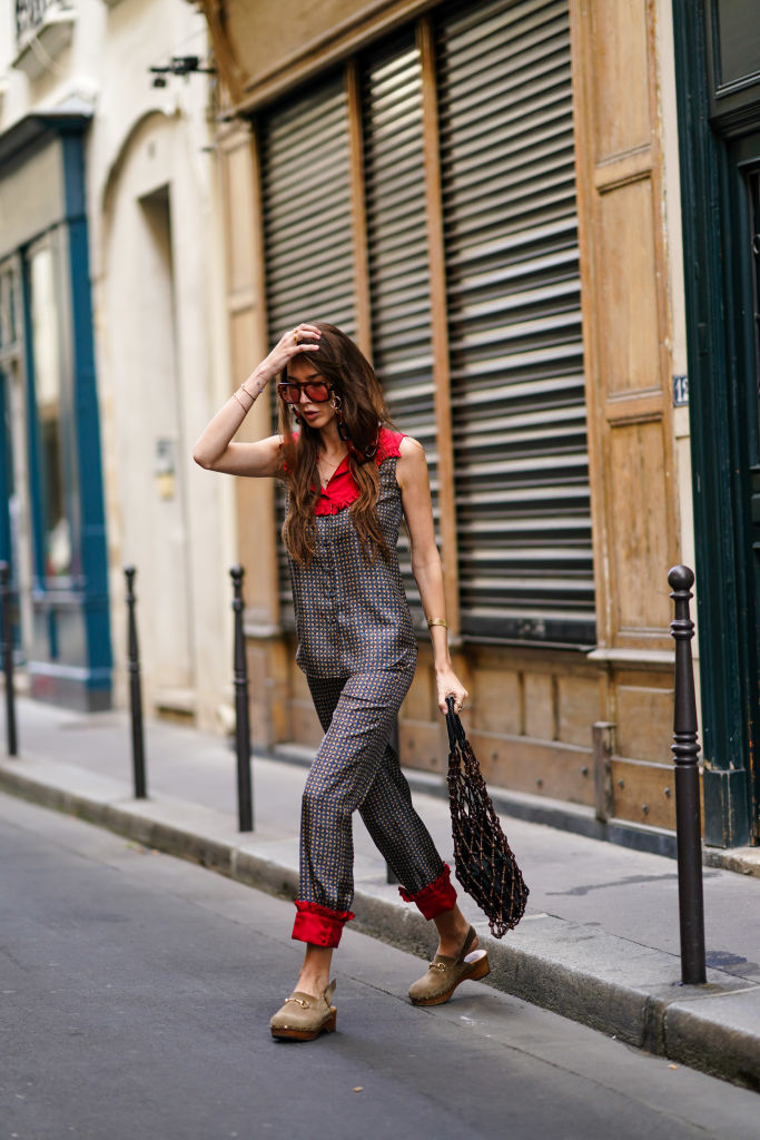 Estelle Chemouny : Fashion Photo Session In Paris sapato clog com conjunto de seda
