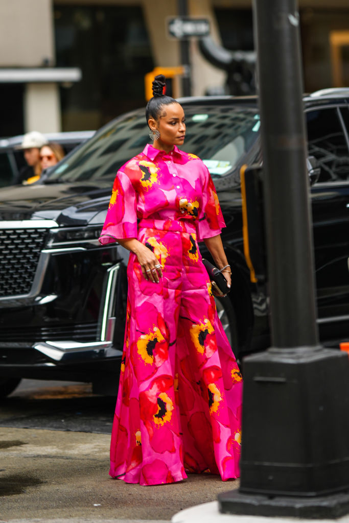 Street Style – September 2022 – New York Fashion Week combinar cores vibrantes - vestido estampado