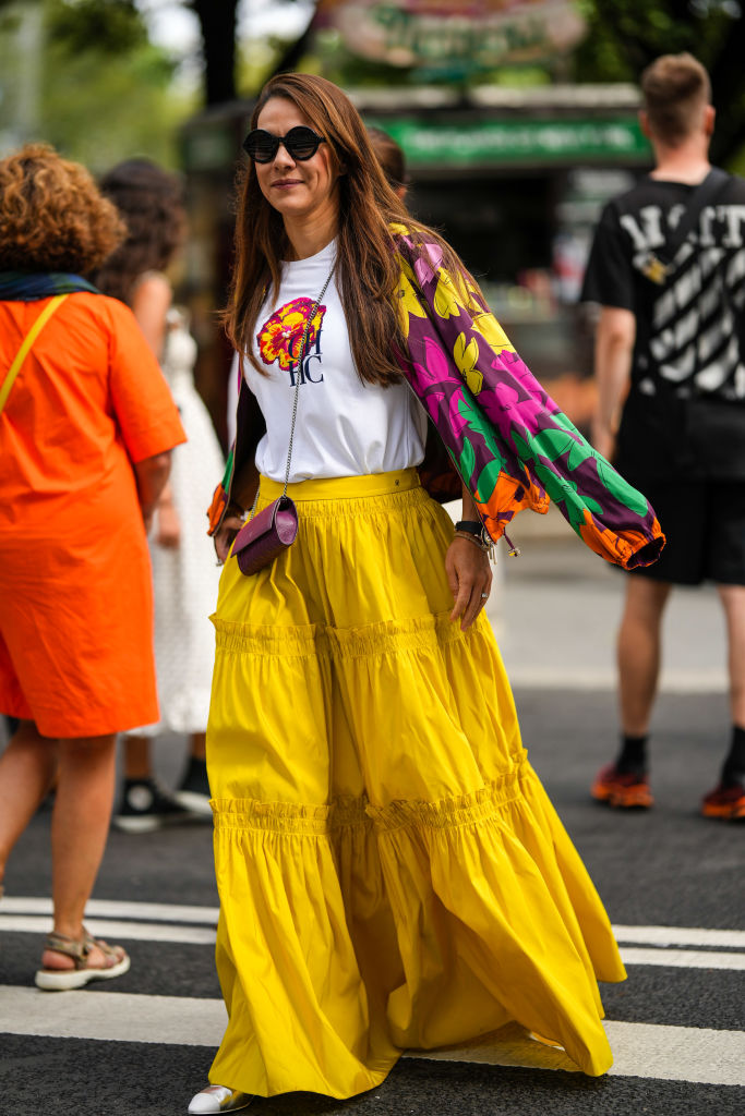 Street Style – September 2022 – New York Fashion Week combinar cores vibrantes - vestido estampado