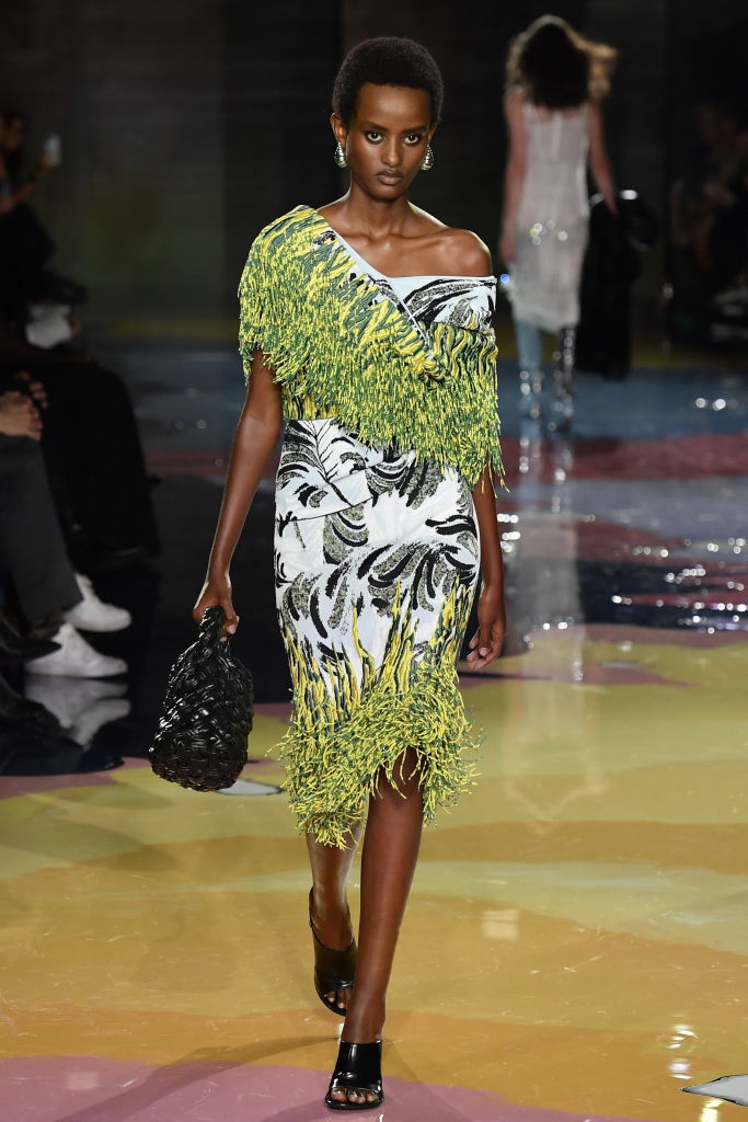 Brazilcore Bottega Veneta Em Milão, na Itália, modelo desfila para Bottega Veneta: cores seriam coincidência?
