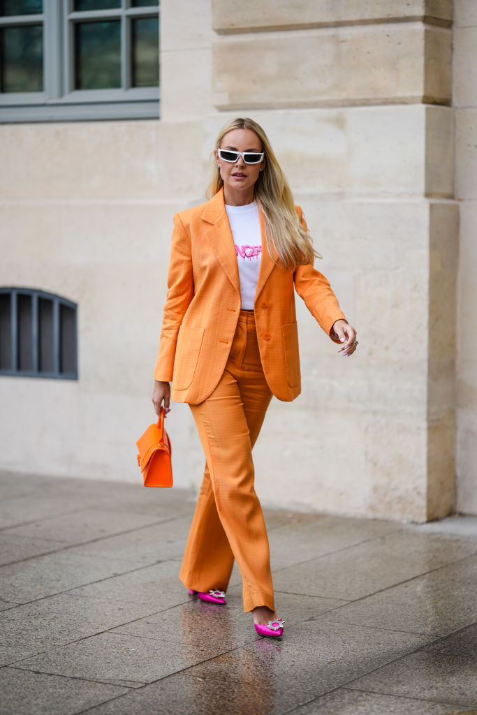 Street Style – Paris Fashion Week – Womenswear Spring/Summer 2023 : Day Four combinar cores vibrantes - rosa com laranja