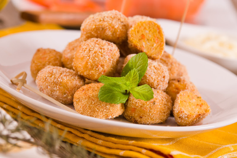 Receita de bolinho de abóbora com frango Bolinhos de abóbora recheados com frango.