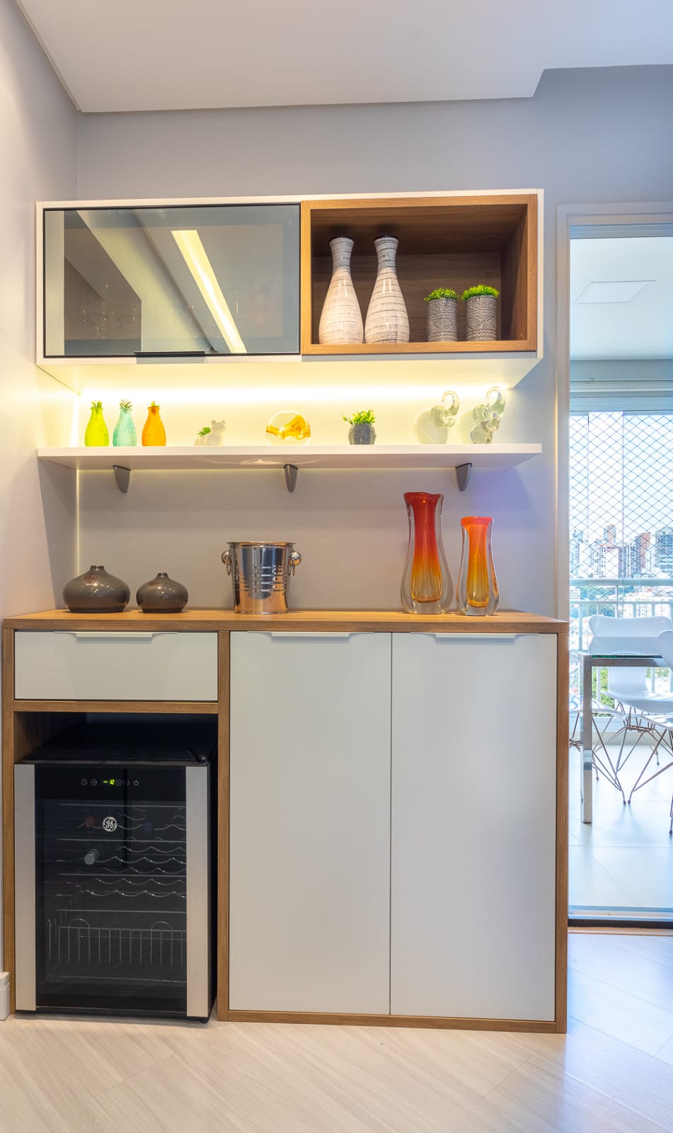Decoração bar em casa Luz de LED na marcenaria pode criar um ambiente simples e charmoso para as bebidas.