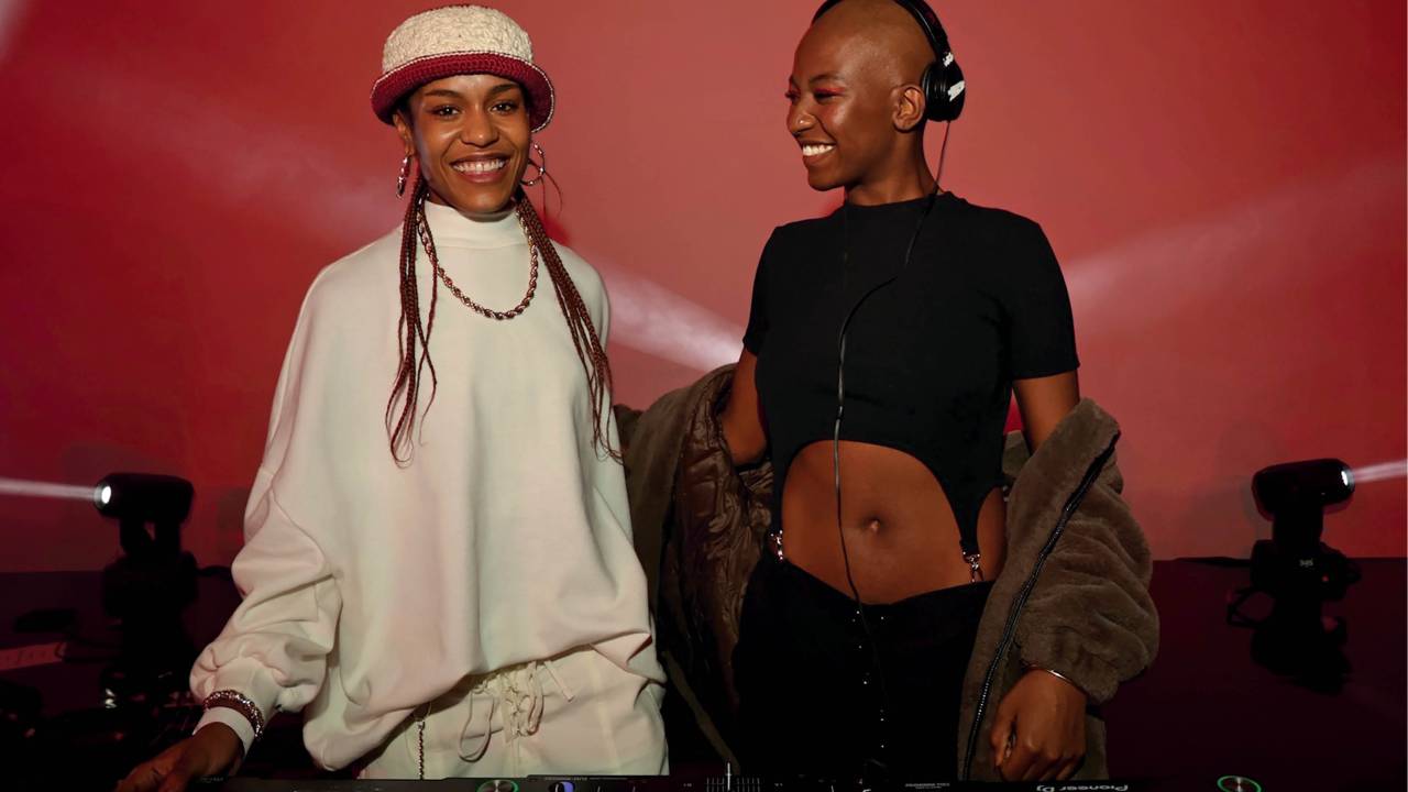 Yaminah Mello (esquerda) e Aisha Mbikila, discotecando juntas.