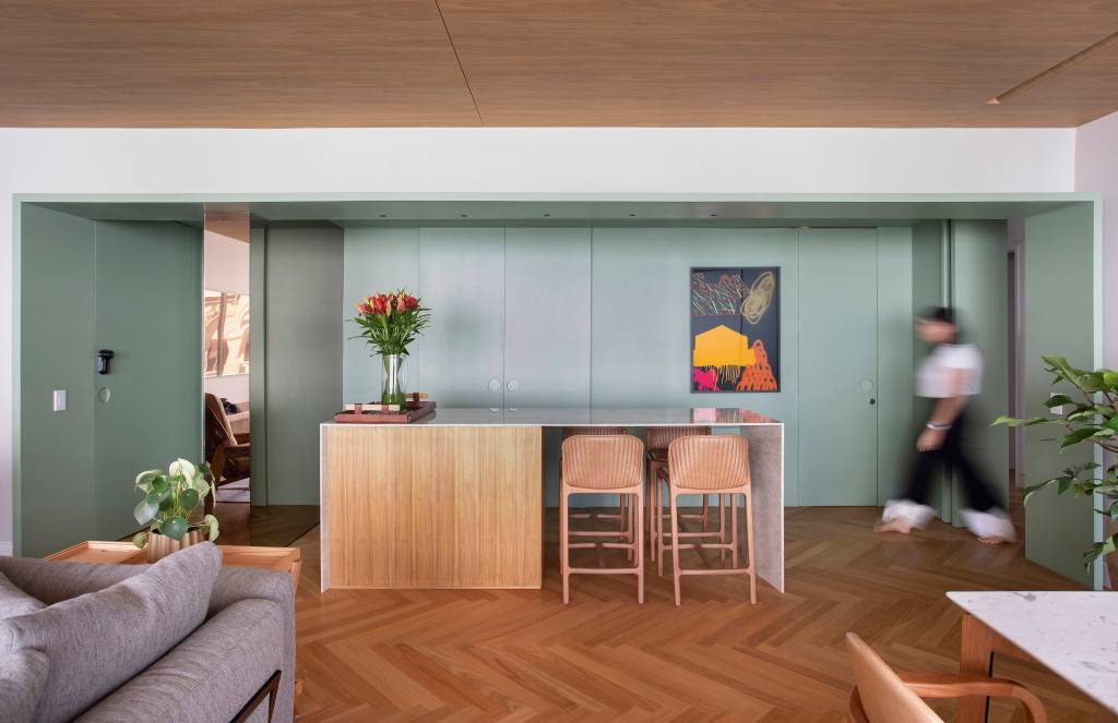 Apartamento com 165m2 em Ipanema assinado pelo escritório escritório Magarão Lindenberg Arquitetura _ foto 6 Madeira clara e cores suaves criam um clima natural neste apartamento