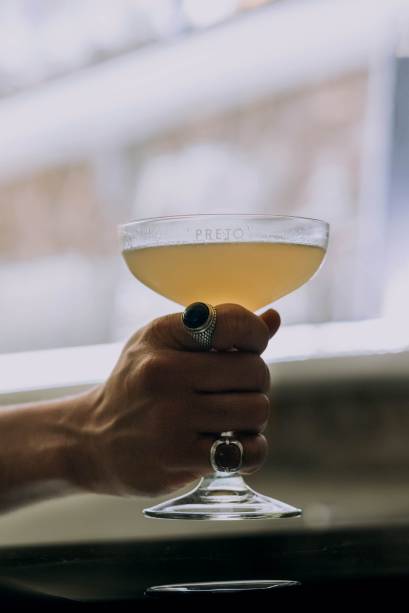 Boca de Zero Nove é o apelido baiano para uma pessoa corajosa, e também o nome desse coquetelautoral com gim, limão, canela. Boca de Zero Nove é o apelido baiano para uma pessoa corajosa, e também o nome desse coquetelautoral com gim, limão, canela.