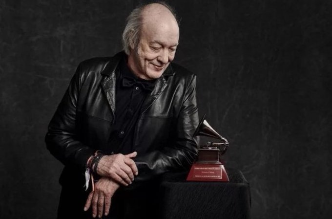 Erasmo Carlos com um prêmio Grammy.