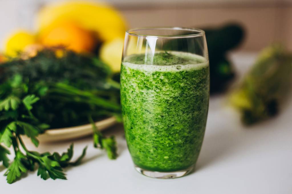 suco-verde Além de ricos em ferro, sucos verdes são ótimos aliados para o bom funcionamento do estômago.