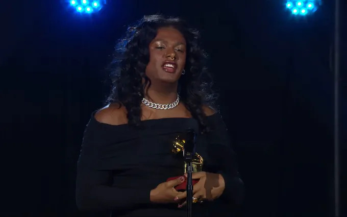 Liniker, ao receber o prêmio de melhor álbum de MPB no Grammy Latino.