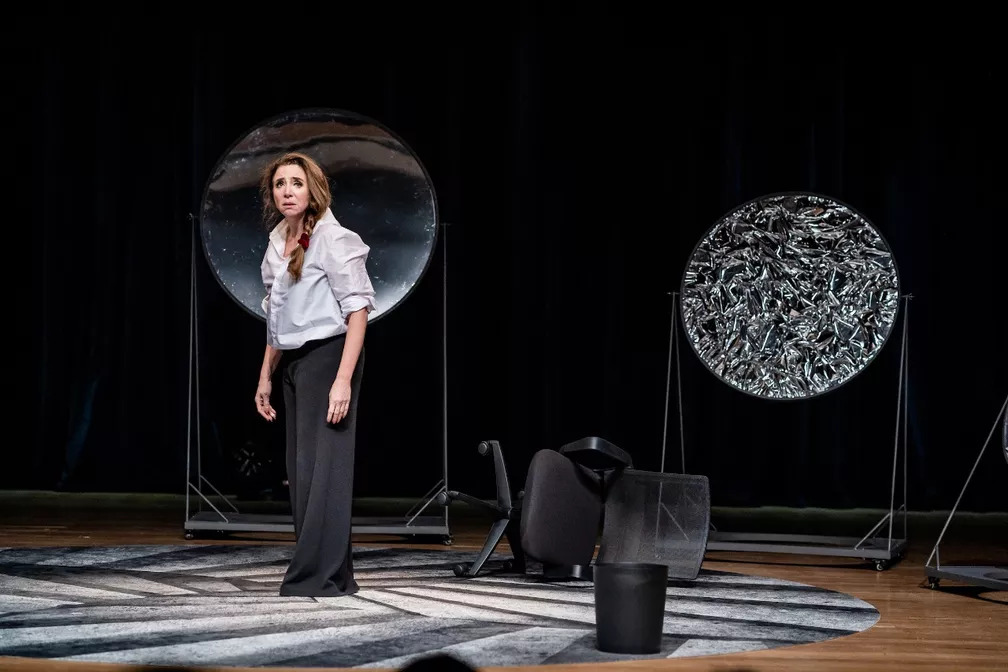 Com humor e sensibilidade, Marisa Orth leva o drama do alcoolismo ao palco