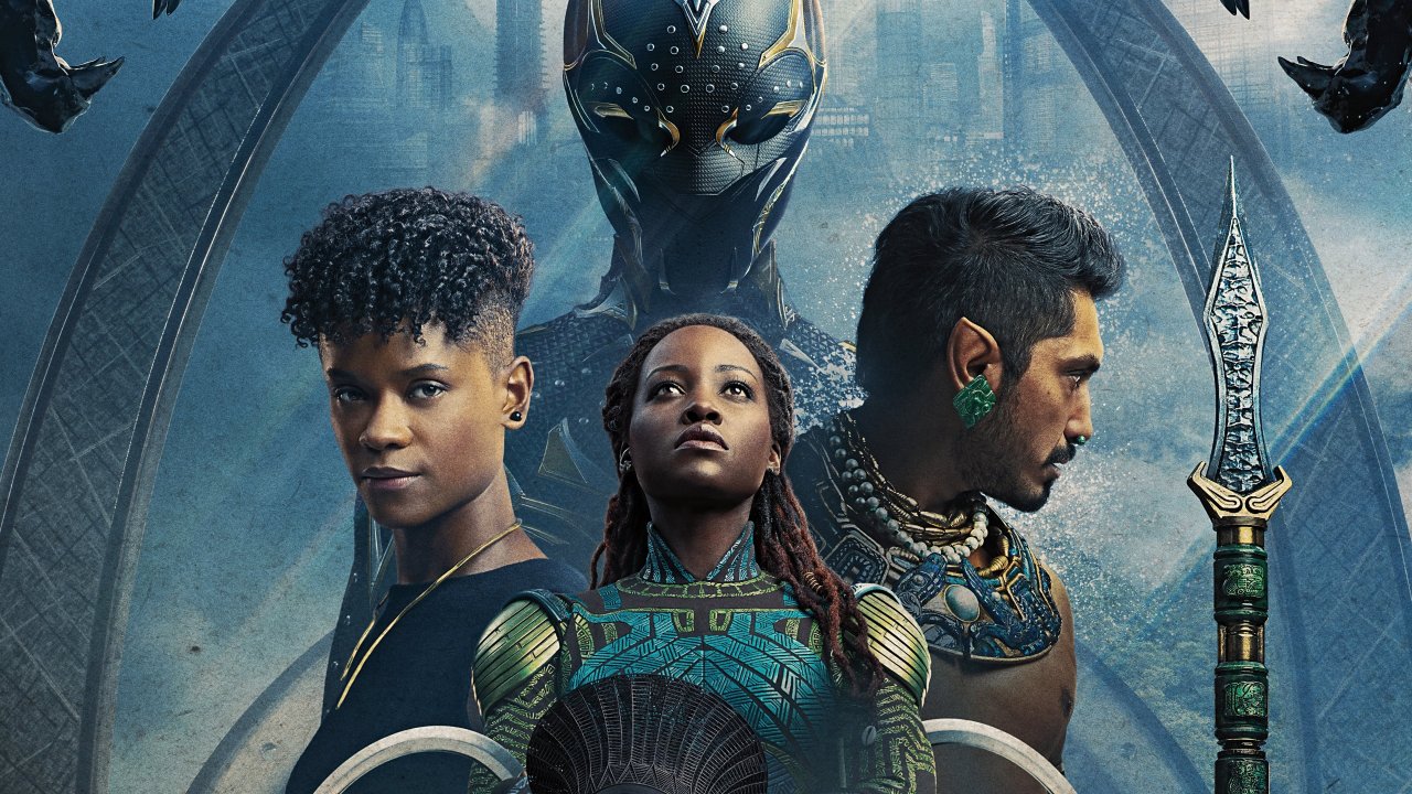 Letitia Wright, Lupita Nyong'o e Tenoch Huerta no pôster de "Pantera Negra: Wakanda para Sempre".