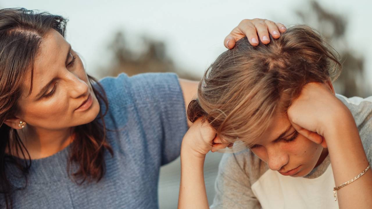 mãe consolando filho