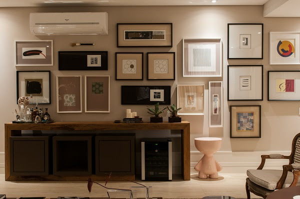 Gallery Wall Nesse projeto, os quadros se conectam bem, a partir do Paspatur e das molduras trabalhadas em tons de branco, preto e bege.