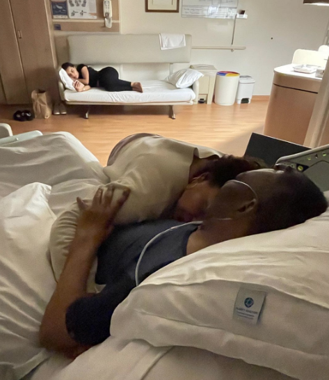 Kely Nascimento, filha de Pelé, publicou uma foto abraçada ao pai no hospital Na sexta-feira (23), Kely Nascimento, filha de Pelé, publicou uma foto abraçada ao pai no hospital