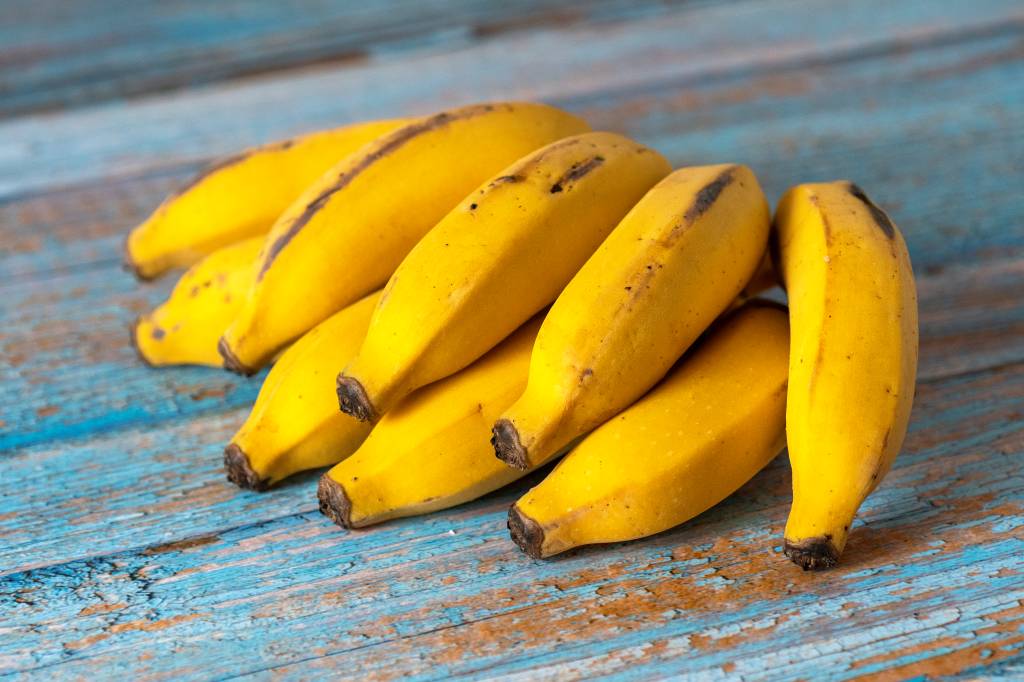 Banana-beneficios Banana auxilia na manutenção de vitamina B6.